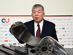リサイクルしたＣＦＲＰのシートを手に、今後の展望を語る柳原淳一さん＝加東市上久米、日本複合材の倉庫
