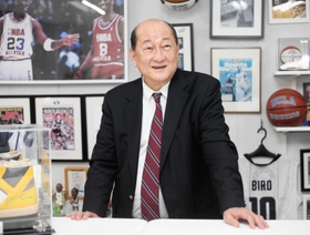 社員たちが集めたグッズや商品で彩られたミーティングエリアで展望を語る笹谷孝男社長＝神戸市中央区港島南町５、オンザコート