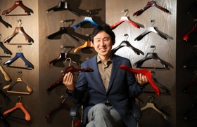 木製ハンガーで海外市場にも挑む中田工芸の中田修平社長。アパレル以外にもスポーツチームや高級外車などコラボ商品も増えている＝豊岡市日高町江原、中田工芸本社（撮影・鈴木雅之）