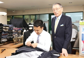 若きテーラーの仕事ぶりを見守る柴田音吉社長（右）＝神戸市中央区元町通４、柴田音吉洋服店（撮影・三浦拓也）