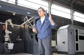 欧州製の最新型３Ｄプリンターの前で、将来を展望する下田信治社長＝たつの市揖西町龍子、シモダフランジ竜子（りゅうこ）工場