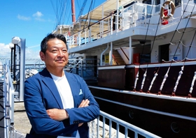 熱血系元銀行マンの鎌田勝義社長＝淡路市岩屋、岩屋港