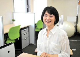 「強制も放置もない、ちょうどいい距離感」で事業を展開する森本公子社長＝神戸市中央区海岸通３、エリンサーブ神戸オフィス
