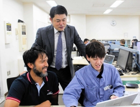 スリランカ国籍の社員（左）ら多国籍の人材活用を進める平井大介社長（中央）＝いずれも神戸市西区室谷２