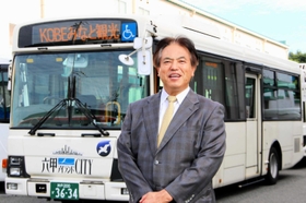 路線バスの車両を前に、今後の戦略を語るみなと観光バスの松本浩之社長＝神戸市東灘区向洋町東１、同社