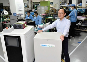燃料電池を使った自社開発の発電システムに手をかける阪神機器の黄勝義取締役＝神戸市西区伊川谷町潤和、阪神機器