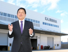 真新しい社屋を背に、展望を語る梶原鉄工所の梶原敏樹社長＝姫路市白浜町宇佐崎南１