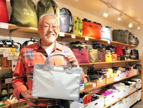「ＪＩＢ船坂」の店内でバッグに込めた思いを語る杉原寬信社長＝西宮市山口町船坂