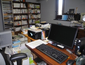 内橋克人さんの書斎。たゆまぬ努力で取材と思索を重ね、膨大な著作を世に出した＝２０２２年７月３１日、神奈川県鎌倉市
