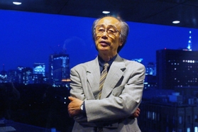 「今日に明日をつなぐ人々の営みこそが経済の本質」。静かに語る内橋克人さん＝２００３年、東京都千代田区