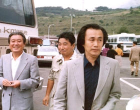 取材に明け暮れていた頃の内橋克人さん。記者時代から現場取材を鉄則にしていた（提供）