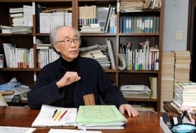 市場原理至上主義批判を行った内橋克人さん＝神奈川県鎌倉市の自宅書斎（２０１４年）