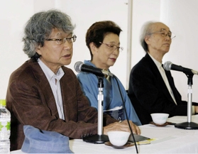 記者会見で「原発にさようなら集会」について説明する（左から）鎌田慧さん、澤地久枝さん、内橋克人さん＝２０１１年６月、東京都千代田区