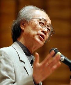 神戸空襲の体験を語る内橋克人さん。「頂点同調主義にからめとられた私たち日本人の弱さ。再びその兆候が色濃く突出してきた」＝２００５年８月、神戸市中央区