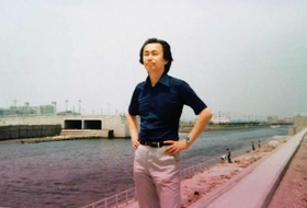 若き日の内橋克人さん。神戸新聞記者時代にたたき込まれた「記者三訓」を胸に取材に飛び回り、数々の著書を出した（提供）