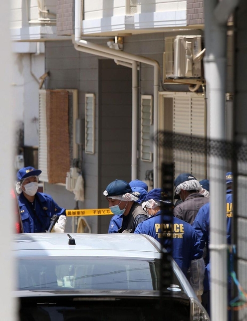 事件があった民家付近を調べる捜査員ら＝４日午後０時４０分、宝塚市安倉西２