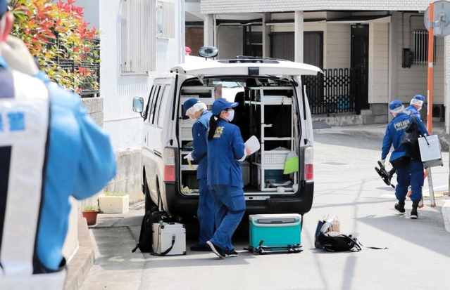 ボーガンで撃たれて３人が死亡した事件で、現場の民家に向かう兵庫県警の捜査員ら＝５日午前、宝塚市安倉西２