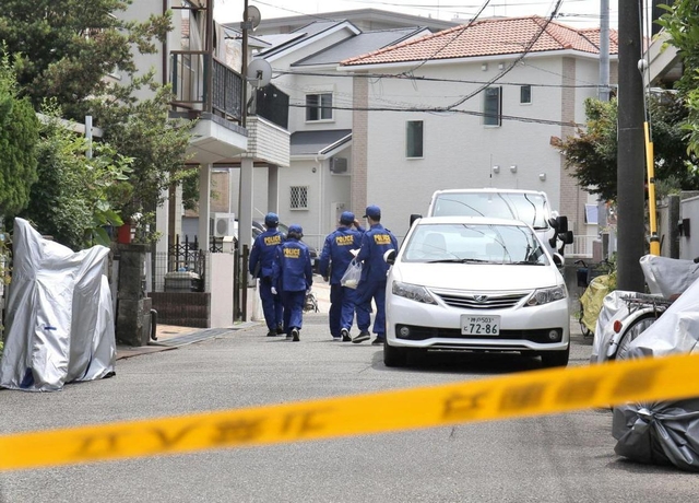 殺傷現場に向かう捜査員ら＝５日午後、宝塚市安倉西２