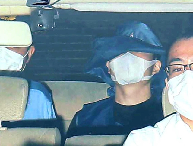 宝塚署から神戸地検に移送される野津英滉容疑者（中央）＝６日午前８時２７分、宝塚市旭町１