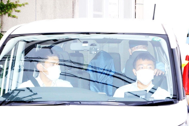 神戸地検に移送される野津英滉容疑者（奥中央）＝２６日午前８時２９分、宝塚市旭町１、宝塚署
