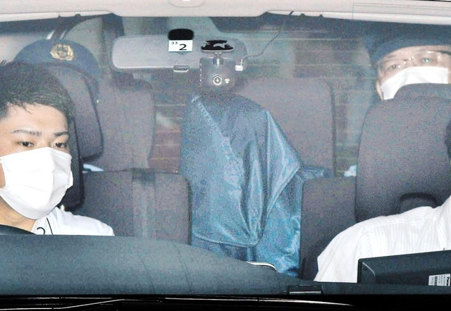殺人容疑で神戸地検に送検される野津英滉容疑者（中央）＝２６日午前９時１７分、神戸市中央区橘通１