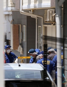 事件があった民家付近を調べる捜査員ら＝４日午後０時４０分、宝塚市安倉西２
