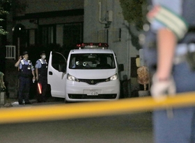 殺人があった現場周辺で捜査する警察官ら＝４日午後９時３４分、宝塚市安倉西２