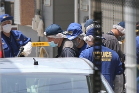 殺人があったとされる現場周辺を調べる捜査員ら＝４日午後０時４０分、宝塚市安倉西２