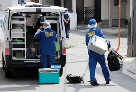 ボーガンで撃たれて３人が死亡した事件で、現場の民家に向かう兵庫県警の捜査員ら＝５日午前、宝塚市安倉西２