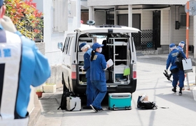 ボーガンで撃たれて３人が死亡した事件で、現場の民家に向かう兵庫県警の捜査員ら＝５日午前、宝塚市安倉西２