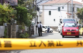 現場周辺の家を訪ねて回る捜査員＝５日午前１０時３０分、宝塚市安倉西２