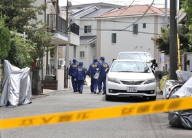 殺傷現場に向かう捜査員ら＝５日午後、宝塚市安倉西２