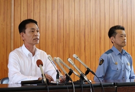 再逮捕会見で説明する、兵庫県警の澤田義雄捜査１課長（左）と岡本修宝塚署長＝２５日午前、宝塚署