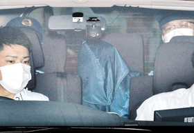 殺人容疑で神戸地検に送検される野津英滉容疑者（中央）＝２６日午前９時１７分、神戸市中央区橘通１