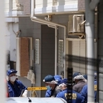 事件があった民家付近を調べる捜査員ら＝４日午後０時４０分、宝塚市安倉西２