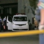 殺人があった現場周辺で捜査する警察官ら＝４日午後９時３４分、宝塚市安倉西２
