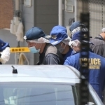 殺人があったとされる現場周辺を調べる捜査員ら＝４日午後０時４０分、宝塚市安倉西２