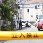 現場周辺の家を訪ねて回る捜査員＝５日午前１０時３０分、宝塚市安倉西２