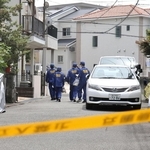 殺傷現場に向かう捜査員ら＝５日午後、宝塚市安倉西２