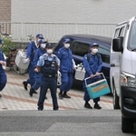 現場検証を終え、荷物を持って引き上げる捜査員ら＝５日午後、宝塚市安倉西２