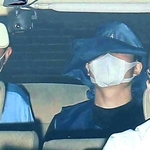 宝塚署から神戸地検に移送される野津英滉容疑者（中央）＝６日午前８時２７分、宝塚市旭町１