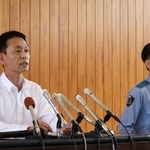 再逮捕会見で説明する、兵庫県警の澤田義雄捜査１課長（左）と岡本修宝塚署長＝２５日午前、宝塚署