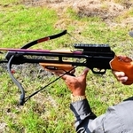 所有するボーガンを構える愛好家の男性＝和歌山県内