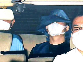 兵庫県警宝塚署から神戸地検に移送される野津英滉容疑者（中央）＝６月６日、宝塚市内