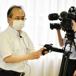 ボーガンを手に威力や種類を説明する県職員＝神戸市中央区下山手通４、ひょうご女性交流館