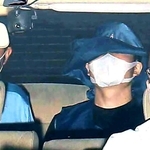 兵庫県警宝塚署から神戸地検に移送される野津英滉容疑者（中央）＝６月６日、宝塚市内