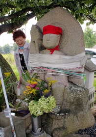 市内外から参拝客が絶えない「慶明しばり地蔵」＝神戸市西区平野町慶明字東原