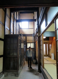 ２階までの吹き抜けや電話ボックスなどが残る「魚橋家住宅」の主屋＝姫路市威徳寺町