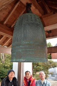 田園のあぜ道を抜けると姿を現す八衢神社。釣り鐘がそっとまちを見守る＝洲本市五色町上堺