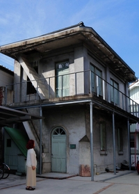 玄関扉のアーチや急勾配の階段が特徴的な神田家住宅洋館＝加古川市加古川町本町